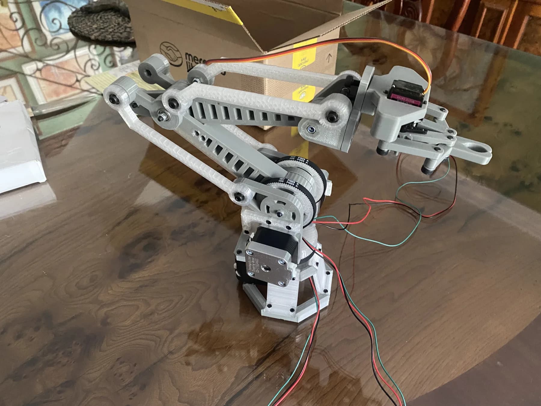 Physical robotic arm built and partially designed by Daniel Terán
